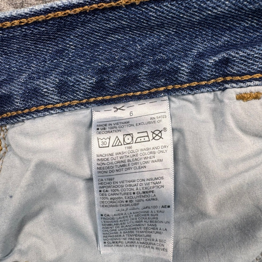 Old Navy Boyfriend Denim Shorts Women 6 Blue Star Embroidered Distressed Cut Off - Picture 8 of 10